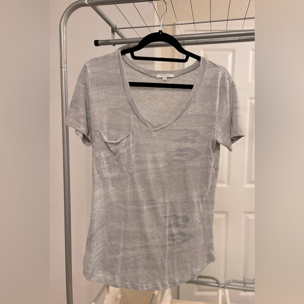 EUC- Womens Z Supply Pocket T-Shirt Small grey camouflage- Rare